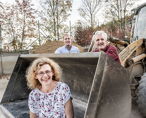 Familie Graf mit Baggerschaufel